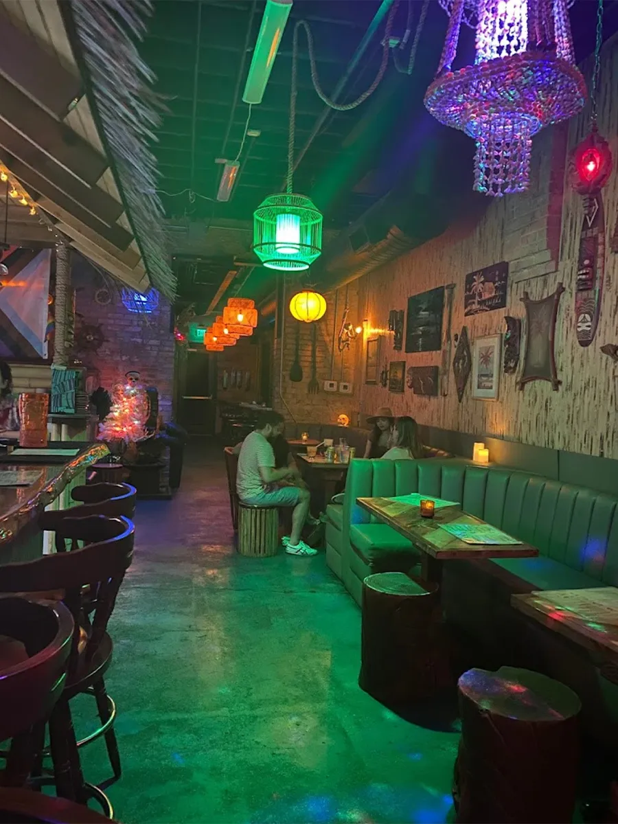 /img/15011-tarantula-tiki-lounge-ambiance.webp
