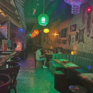 /img/15011-tarantula-tiki-lounge-ambiance.webp